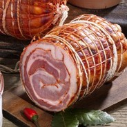 Pancetta arrotolata con peperoncino rosso